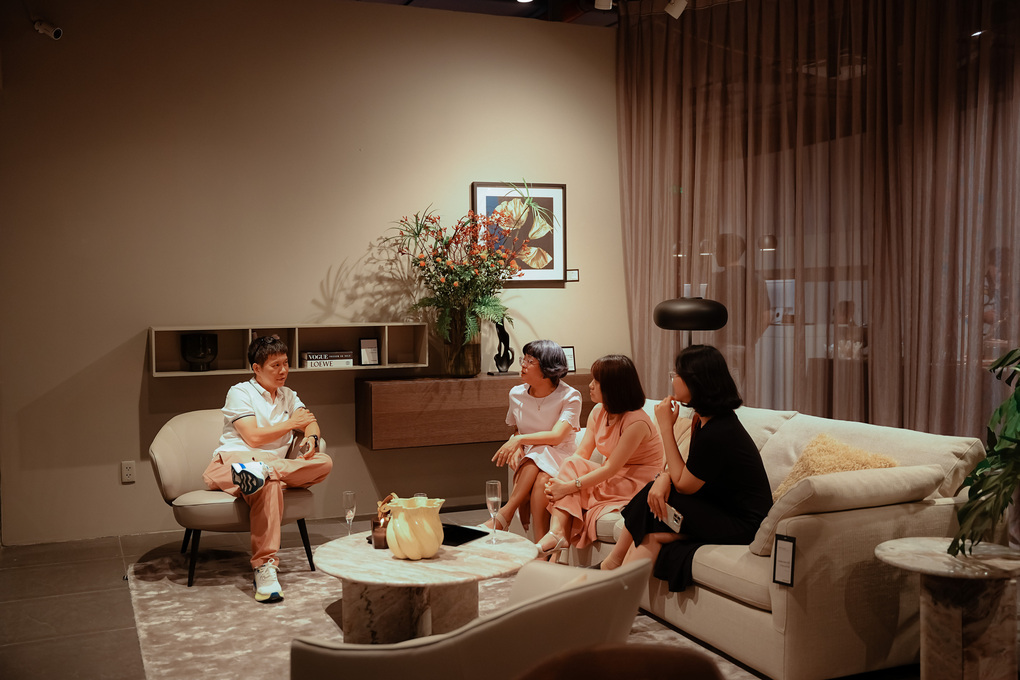 Nhà Xinh Antonia Phú Mỹ Hưng 门店的家具展示空间