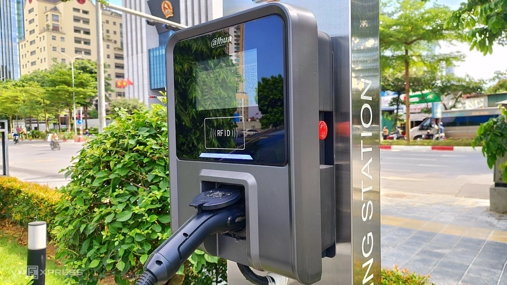 河內範文白街的一處電動車充電站