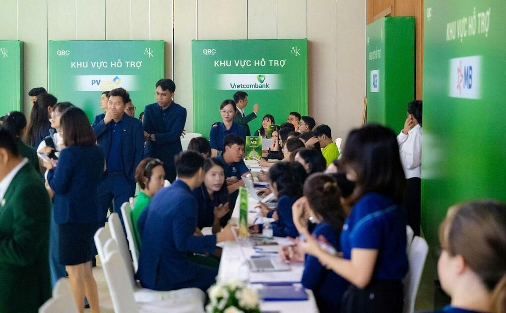 大量客户在活动现场参与贷款资料审核