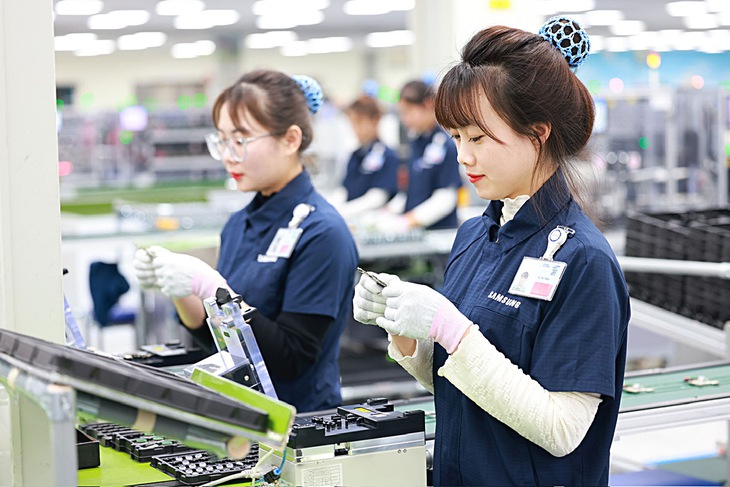北寧省一家手機生產工廠的工人