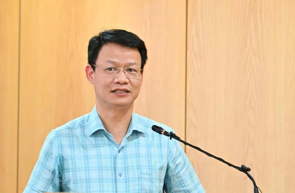 越南工貿部工業局副局長範文革在新聞發佈會上發言