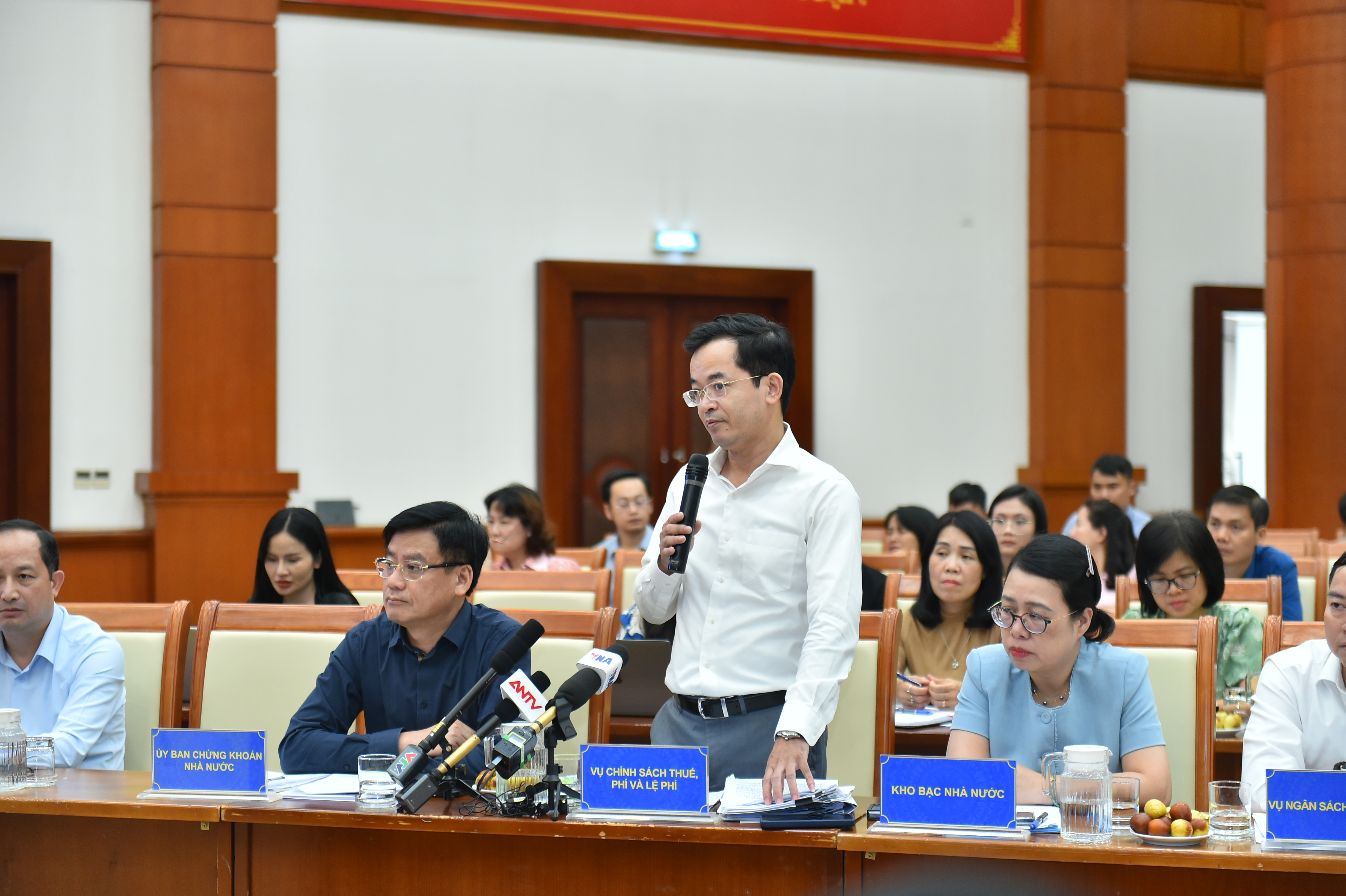 财政部税费政策司副司长张伯俊在记者会上发言