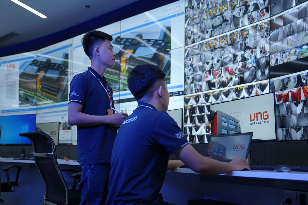 VNG員工在胡志明市數據中心工作