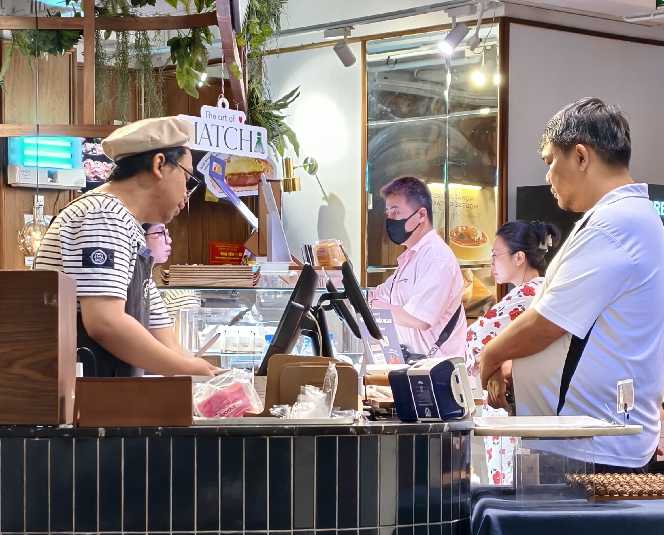 顧客在一家咖啡館查看各類飲品