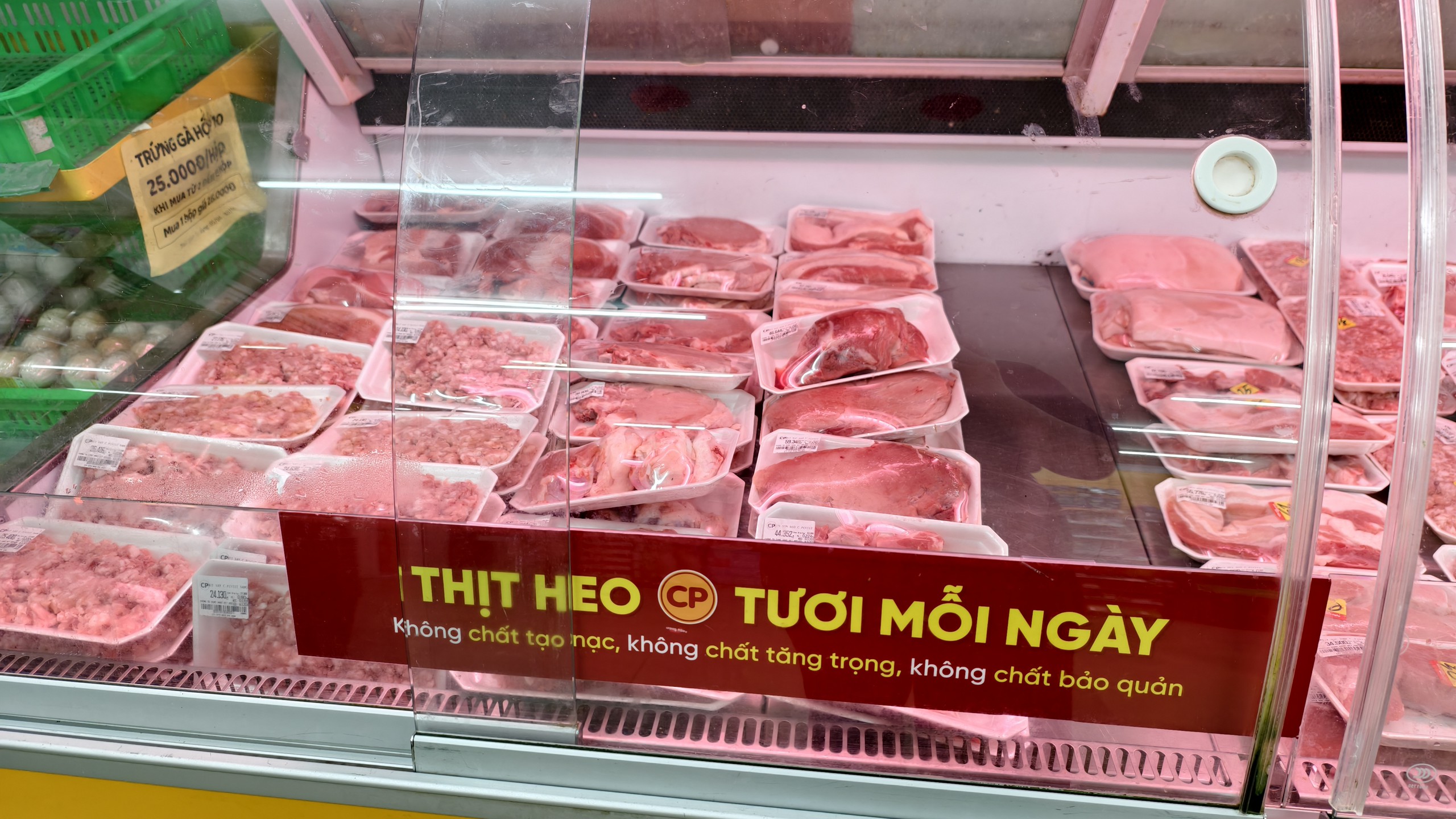 超市货架上陈列的国内猪肉