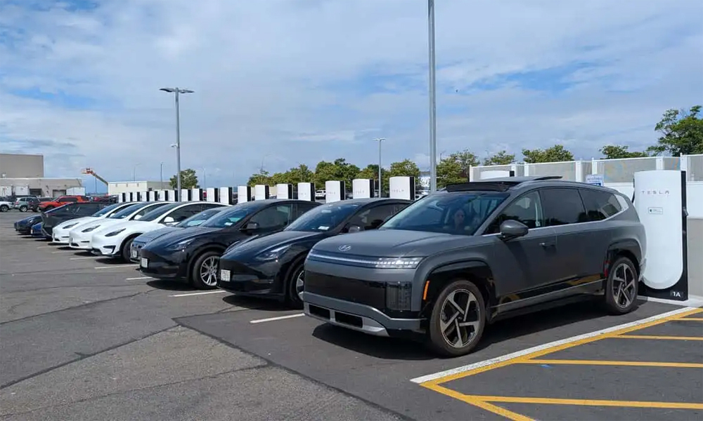 特斯拉充电站内的现代Ioniq 9等电动汽车