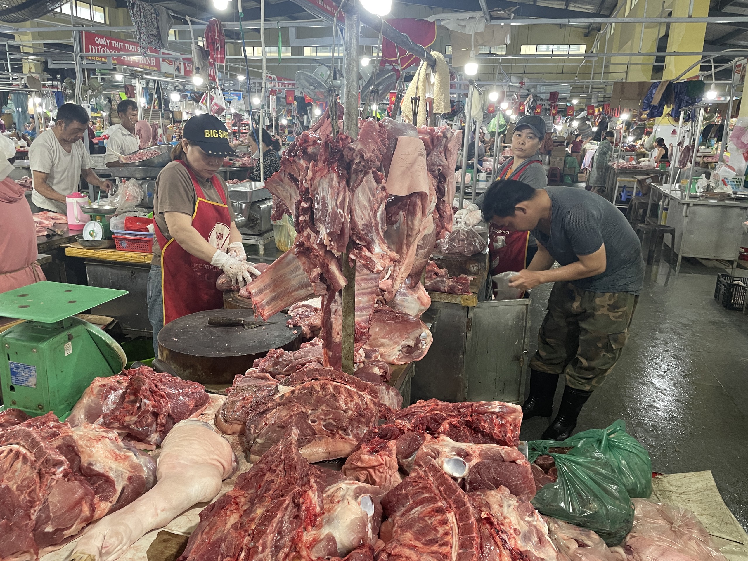 岘港市市场里的猪肉摊位