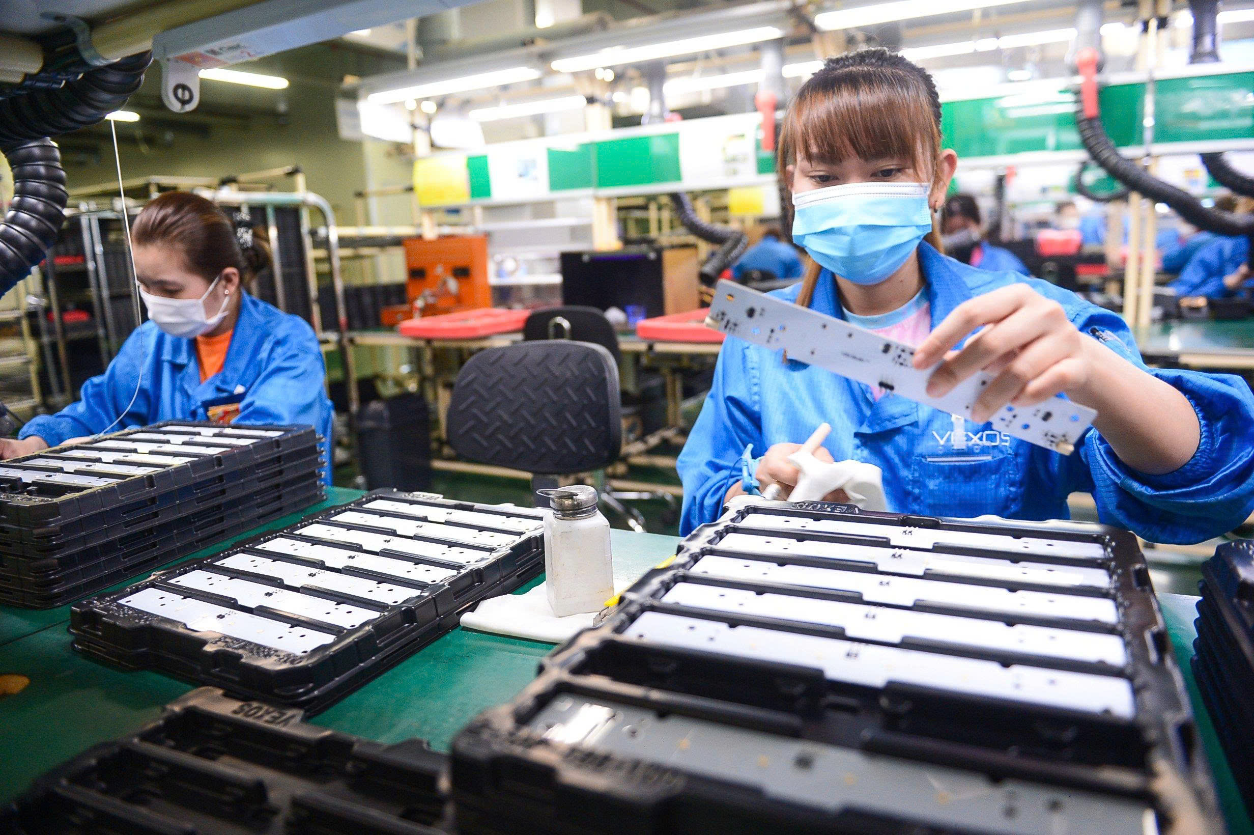 工人位於胡志明市新順出口加工區的外商獨資企業Vexos公司內工作