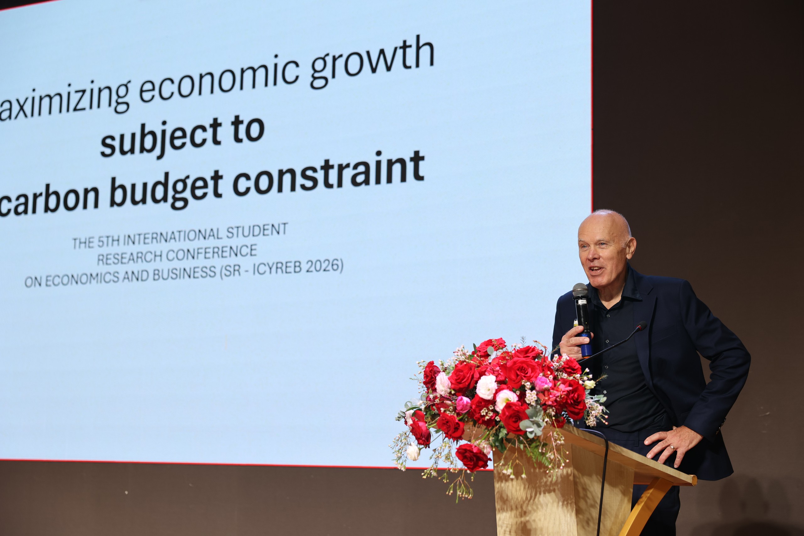 瑞典皇家理工學院教授 Hans Lööf 在胡志明市經濟大學研討會上分析越南維持高增長與減排目標的問題