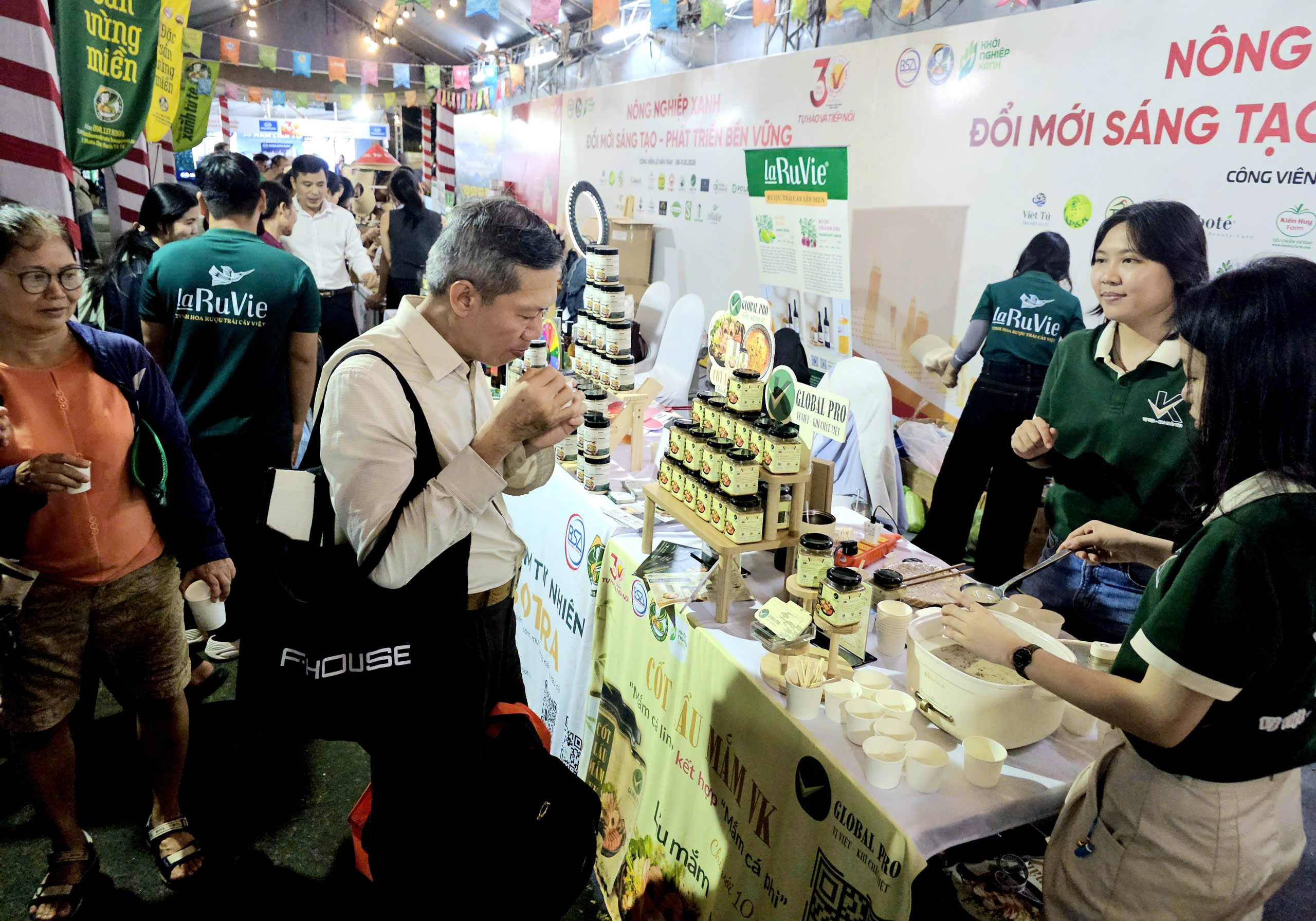展销会上企业展示和销售各地特色农产品