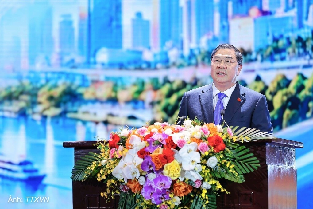 越南常务副总理范嘉足在越南企业家日纪念活动上发表讲话