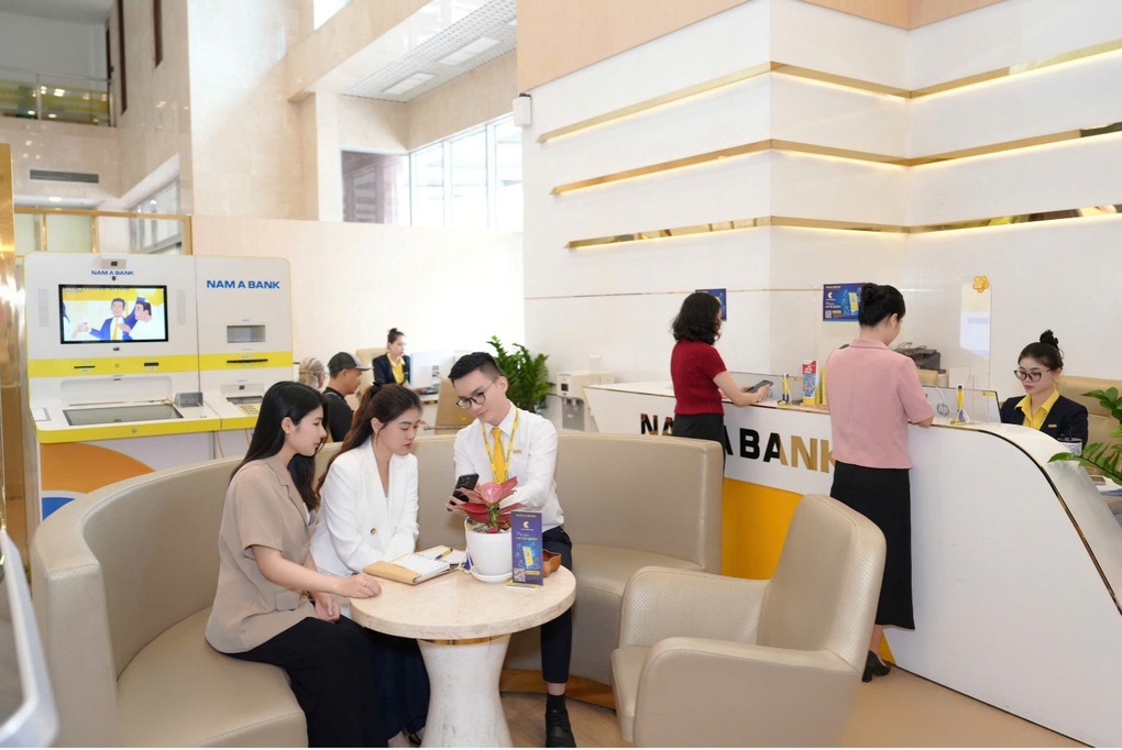 Nam A Bank柜员在柜台为客户提供服务