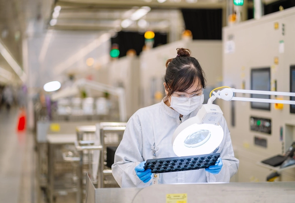英特尔位于胡志明市高科技园区的工厂生产线