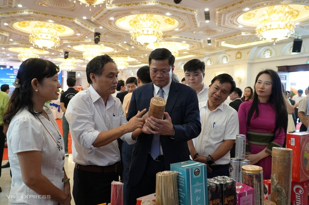 阮德心走訪廣義省特產Trà Bồng肉桂展位