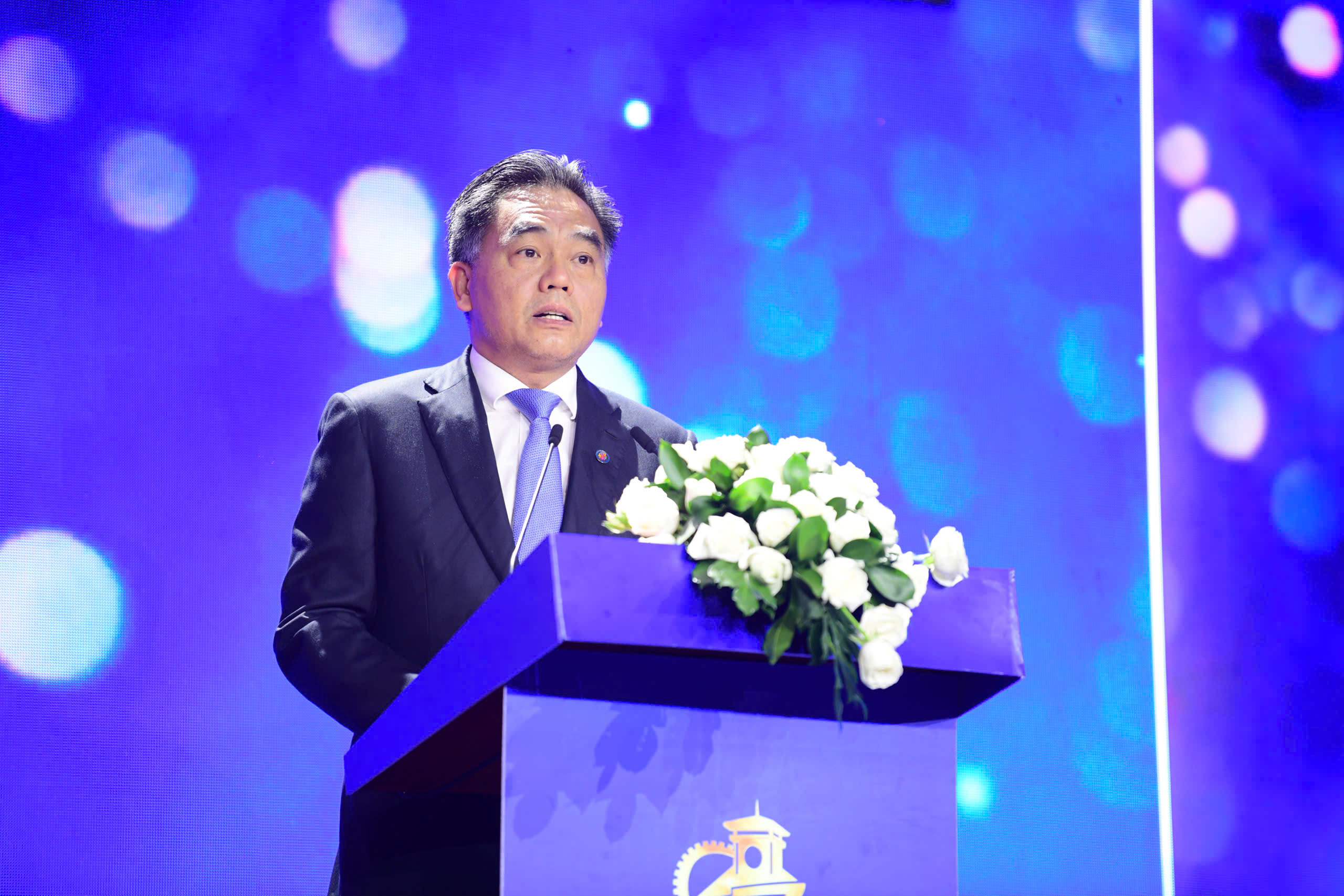 胡志明市人民委员会常务副主席阮禄河在颁奖仪式上致辞
