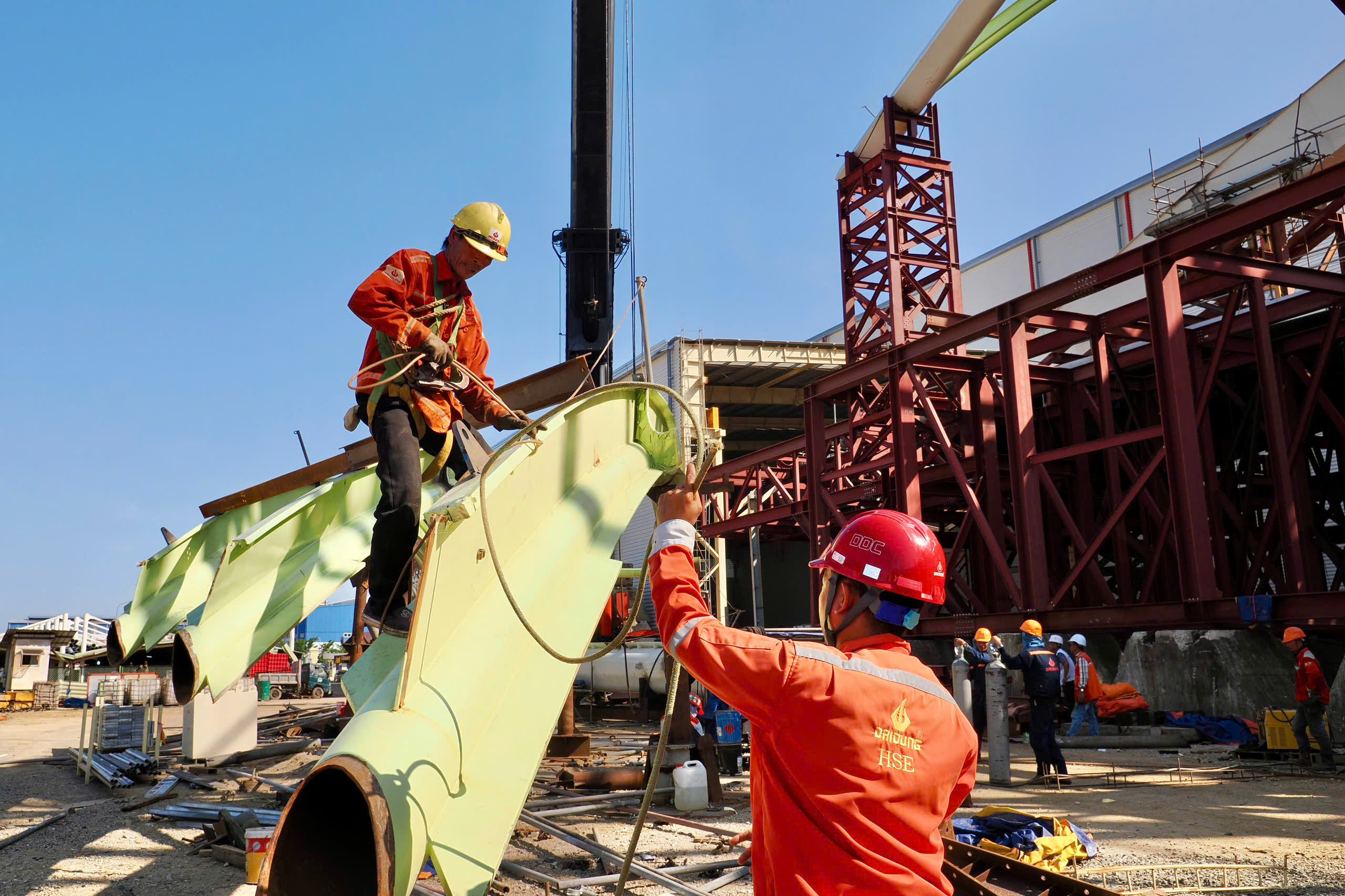 大勇集團工廠內用於胡志明市西貢河步行橋主跨拱結構的鋼構件