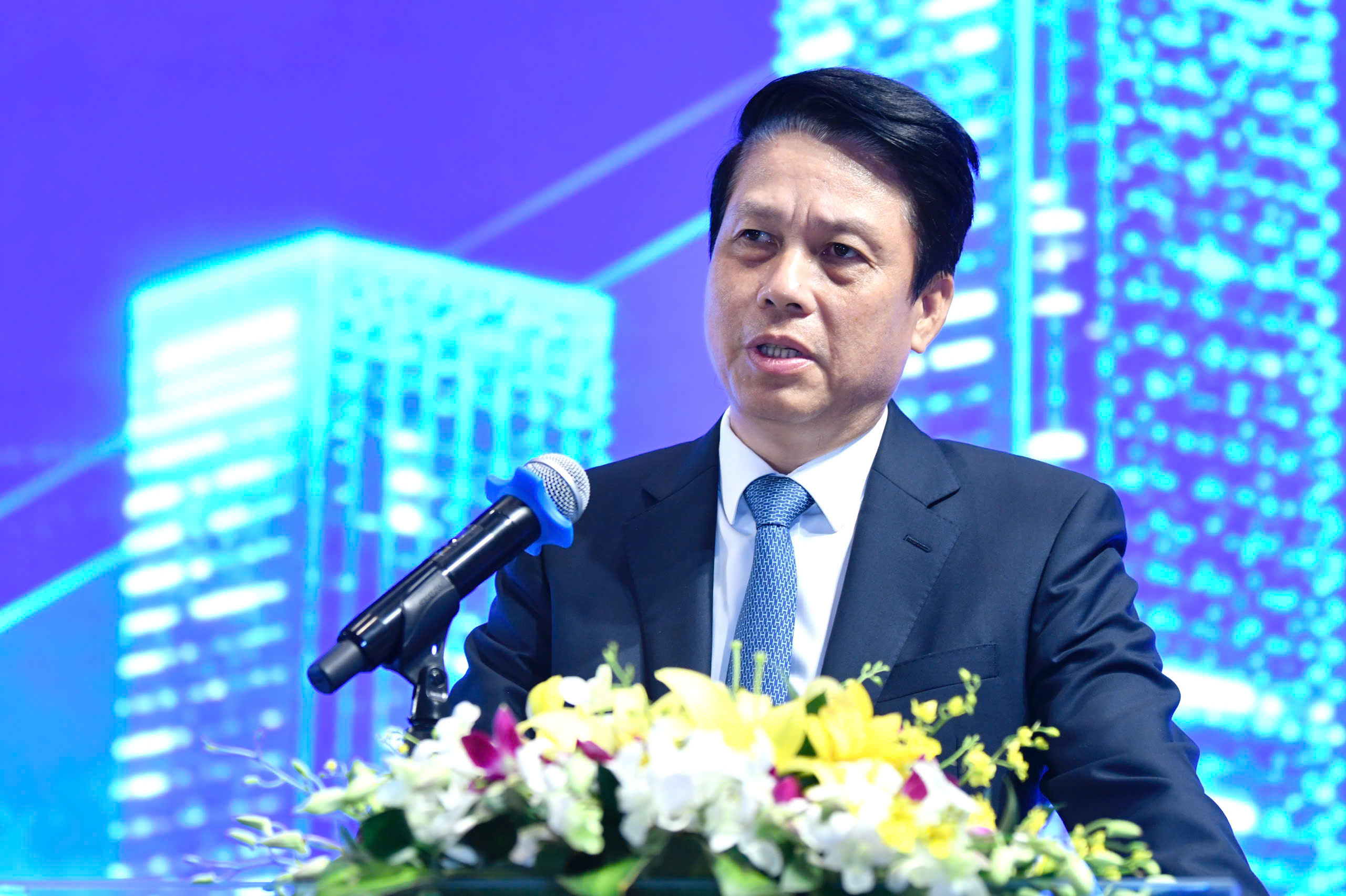 越南国家银行副行长范进勇在研讨会上发言