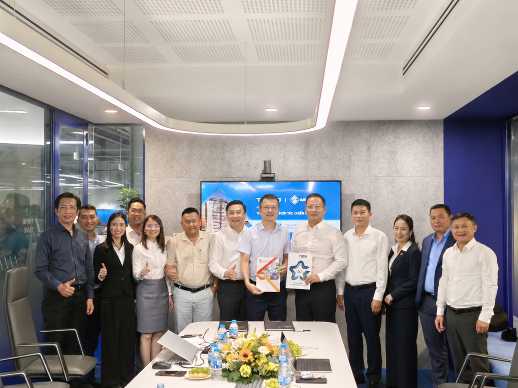 PVI保险与Savico代表在战略合作签约仪式上