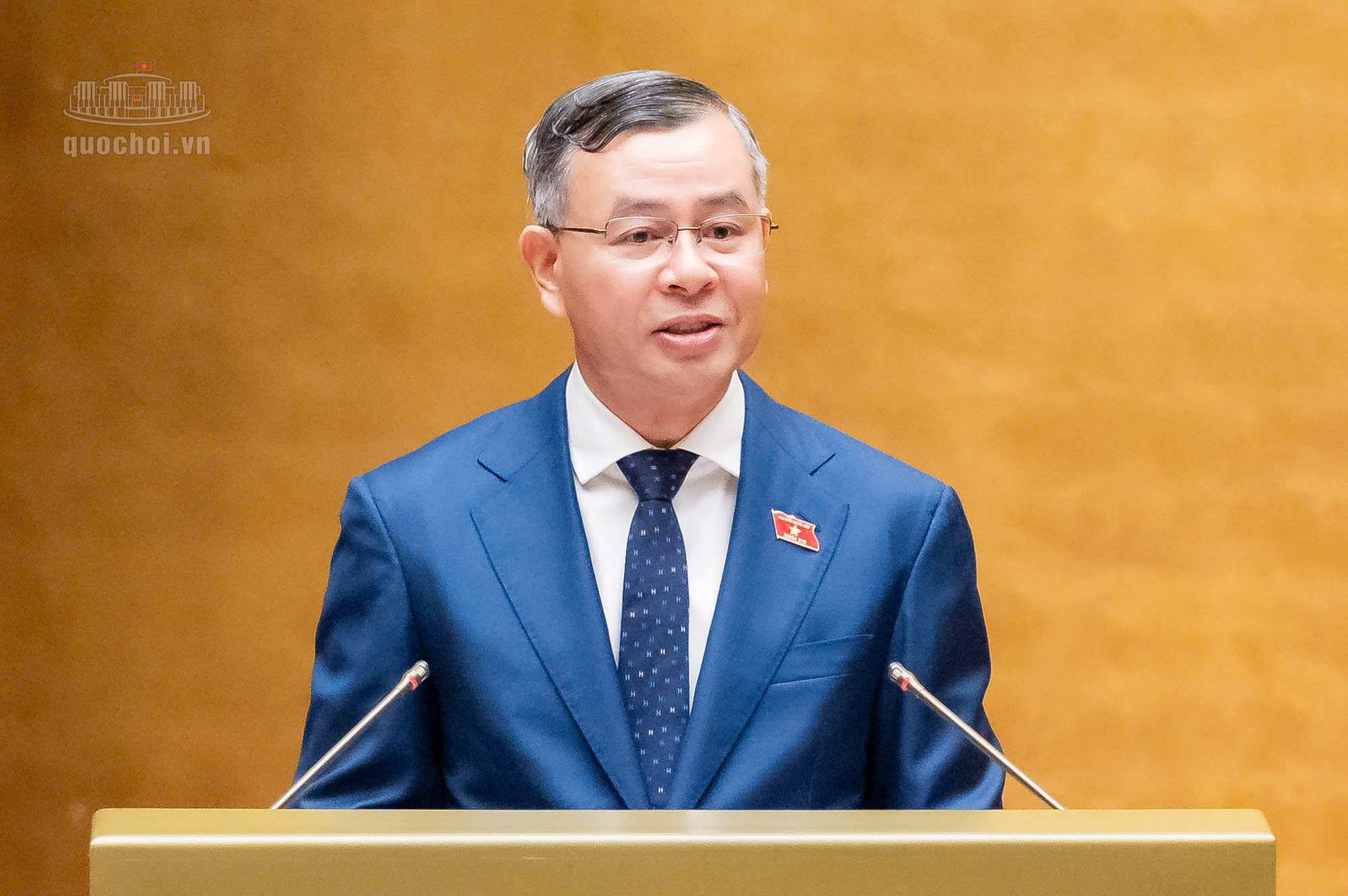 財政部長吳文俊在國會作三部稅法修訂草案呈文
